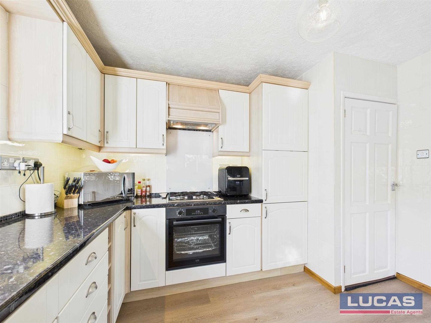 24 Lon Y Wennol, Llanfairpwll